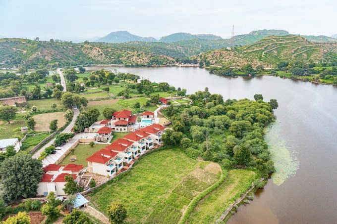 resort-on-lake-shore-udaipur