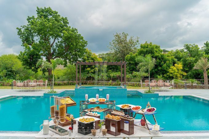 sarasiruham-pool-breakfast